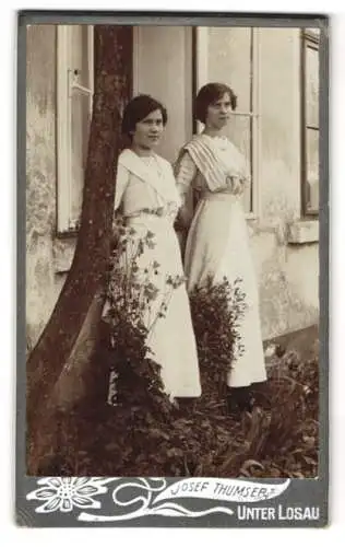 Fotografie Josef Thumser, Unter-Losau, Zwei Frauen in ländlicher Umgebung