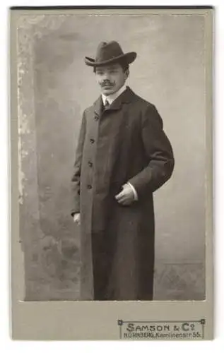 Fotografie Samson & Co., Nürnberg, Karolinenstr. 55, eleganter Herr mit Hut