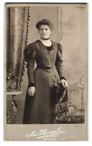 Fotografie Ad. Heinsch, Greiz, Carolinenstrasse 36, Porträt einer Frau im eleganten Kleid