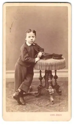 Fotografie Carl Kroh, Wien, Piaristengasse 20, Porträt eines Jungen mit Tisch
