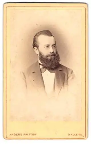 Fotografie Anders Paltzow, Halle, Grosse Ulrich Strasse 35, Porträt eines Mannes mit Bart