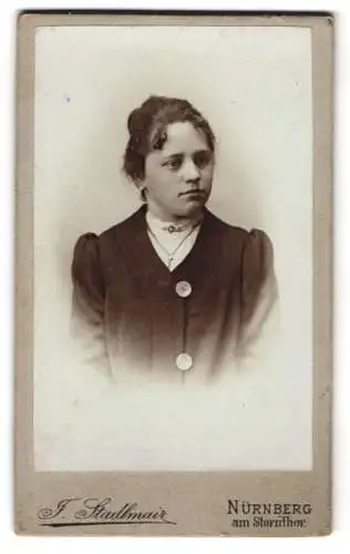 Fotografie J. Stadlmair, Nürnberg, Am Sterntor, Portrait einer jungen Frau