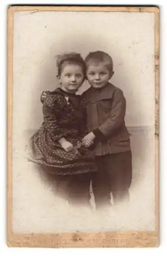 Fotografie Wilh. Biede, Nürnberg, Frauentorgraben 37, Porträt zweier Kinder