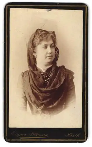 Fotografie Eugen Peterson, Fürth, Königstr. 107, Porträt einer Dame im eleganten Gewand