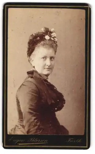 Fotografie Eugen Peterson, Fürth, Königstrasse 107, Porträt einer Dame mit Blumenhaarschmuck