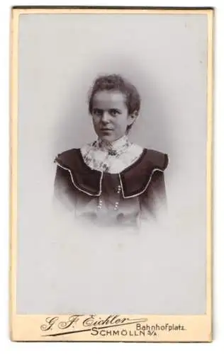 Fotografie G. F. Eichler, Schmölln, Bahnhofplatz, Portrait einer jungen Frau