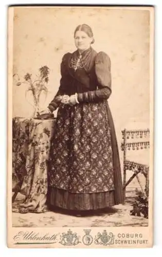 Fotografie E. Uhlenhuth, Coburg, Albertplatz, Porträt einer Frau mit Tisch