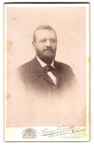 Fotografie Franz Werner, München, Schwanthalerstrasse 1, Porträt eines bärtigen Mannes mit Brille