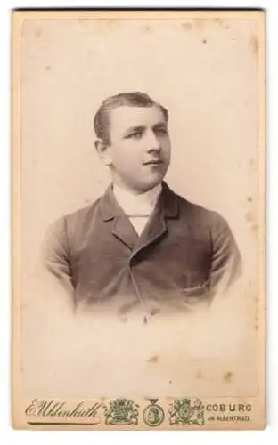 Fotografie E. Uhlenhuth, Coburg, Am Albertplatz, Porträt eines jungen Mannes