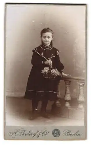 Fotografie A. Jandorf & Co., Berlin, Grosse Frankfurterstr. 113, Portrait eines Mädchens mit Blumenkorb.