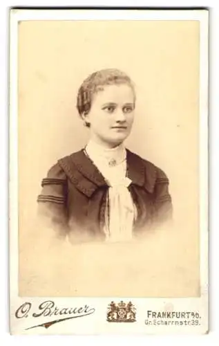Fotografie O. Brauer, Frankfurt a. O., Gr. Scharrnstr. 39, Porträt einer jungen Dame