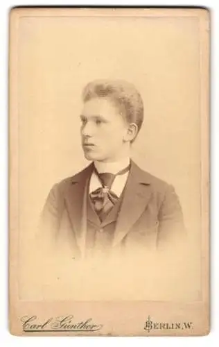 Fotografie Carl Günther, Berlin, Behrenstrasse 24, Porträt eines jungen Mannes in Anzug