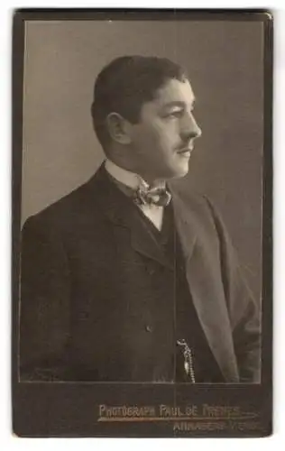 Fotografie Paul de Frenes, Annaberg, Porträt eines Mannes im Profil
