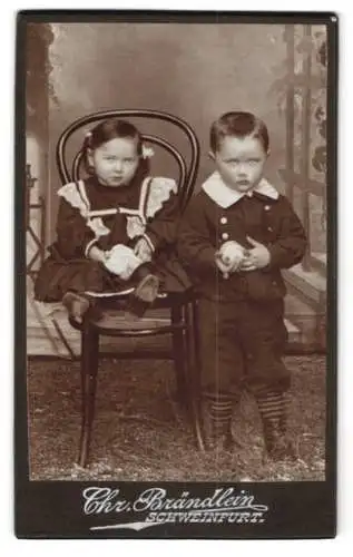 Fotografie Chr. Brändlein, Schweinfurt, Bauerngasse 47, Kinder in dunkler Kleidung