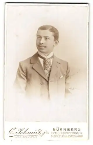 Fotografie C. Schmidt Jr., Nürnberg, Frauenthorzwinger, Portrait eines jungen Mannes