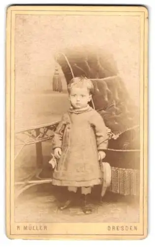Fotografie R. Müller, Dresden, Marienstrasse 26, Kleines Kind mit Hut