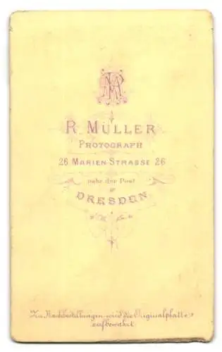 Fotografie R. Müller, Dresden, Marienstrasse 26, Kleines Kind mit Hut