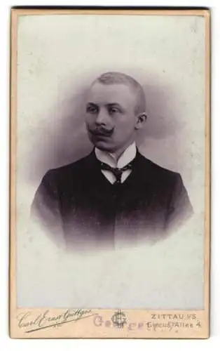 Fotografie Carl Ernst Güttges, Zittau, Circus Allee 4, Porträt eines Mannes mit Schnurrbart