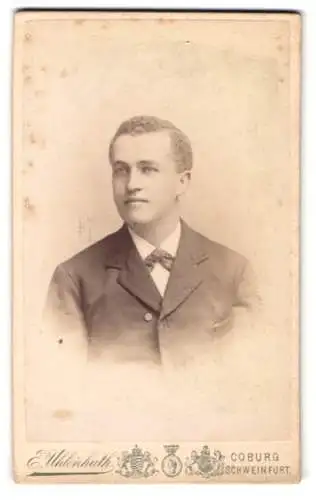 Fotografie E. Uhlenhuth, Coburg, Albertplatz, Porträt eines jungen Mannes in Anzug