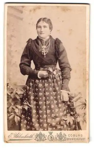 Fotografie E. Uhlenhuth, Coburg, Albertplatz, Portrait einer Frau im Kleid