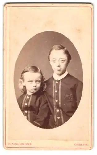 Fotografie M. Ackermann, Görlitz, Schützenweg 2, Porträt zweier Geschwister in dunkler Kleidung
