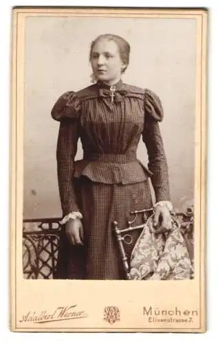 Fotografie Adalbert Werner, München, Elisenstrasse 7, Dame in elegantem Kleid