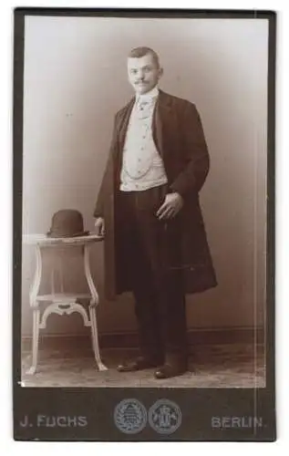 Fotografie J. Fuchs, Berlin, N. Friedrichstr. 108, Porträt eines Mannes im Anzug