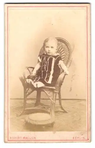 Fotografie Robert Wallich, Berlin, Louisenstr. 23, Kind auf dekorativem Stuhl