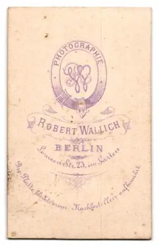 Fotografie Robert Wallich, Berlin, Louisenstr. 23, Kind auf dekorativem Stuhl