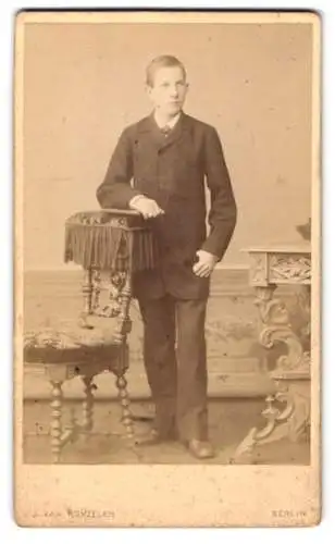Fotografie J. Van Ronzelen, Berlin, Unter den Linden 13, junger Mann in adretter Kleidung