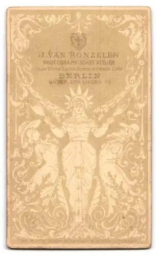 Fotografie J. Van Ronzelen, Berlin, Unter den Linden 13, junger Mann in adretter Kleidung
