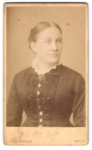 Fotografie J. Van Ronzelen, Berlin, Unter den Linden 13, Porträt einer Dame im tailliertem Kleid