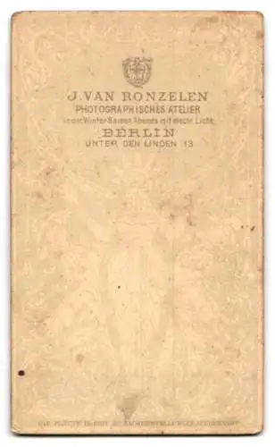 Fotografie J. Van Ronzelen, Berlin, Unter den Linden 13, Porträt einer Dame im tailliertem Kleid
