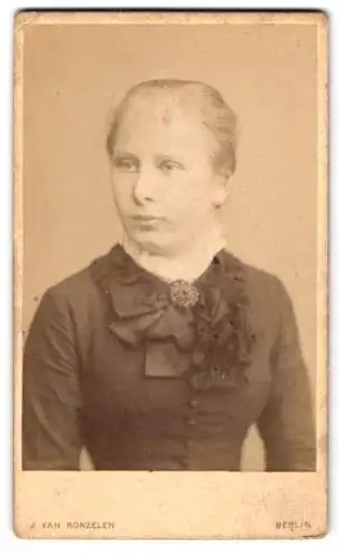 Fotografie J. van Ronzelen, Berlin, Unter den Linden 13, Porträt einer Frau mit elegantem Kleid