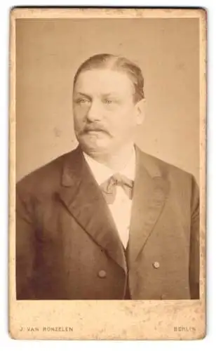 Fotografie J. Van Ronzelen, Berlin, Unter den Linden 13, Portrait eines Herren