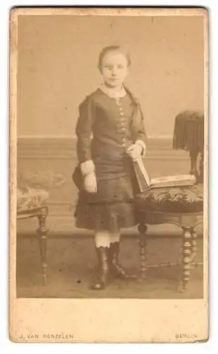 Fotografie J. van Ronzelen, Berlin, Unter den Linden 13, Porträt eines Kindes mit Buch