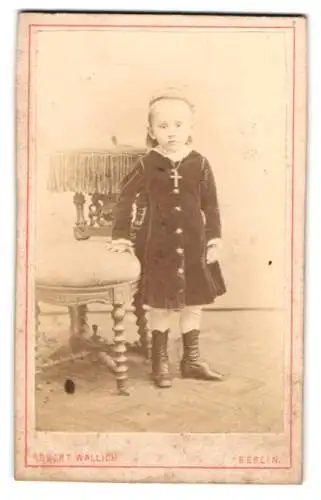 Fotografie Robert Wallich, Berlin, Louisen Str. 23, Portrait eines Kindes mit Stuhl