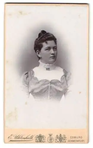 Fotografie E. Uhlenhuth, Coburg, Porträt einer Frau in elegantem Kleid
