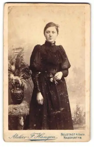 Fotografie Atelier F. Hangen, Neustadt a. Saale, Elegante Dame in schwarzem Kleid