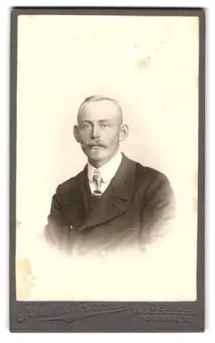 Fotografie Johanne Pedersen, Odense, Nørrebro 32, Porträt eines eleganten Herrn