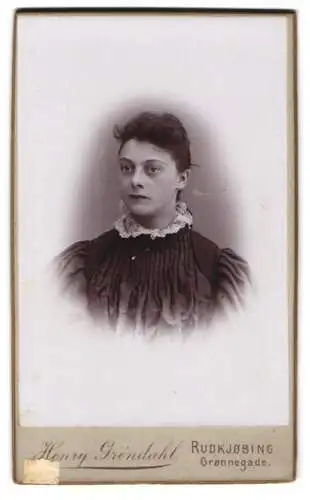 Fotografie Henry Grøndahl, Rudkjøbing, Grønnegade, Porträt einer Frau mit Spitzenkragen