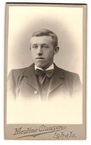 Fotografie Nicoline Clausen, Lohals, Porträt eines jungen Mannes in Anzug