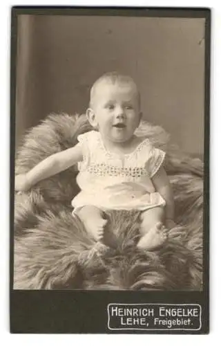 Fotografie Heinrich Engelke, Lehe, Hafenstrasse 216, Porträt eines Kleinkinds auf einem Fell