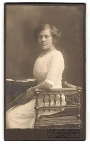 Fotografie C. Ehlers Nachf., Lehe i.H., Hafenstr. 76, Porträt einer sitzenden Frau