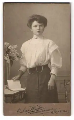 Fotografie Oskar Weicht, Hamburg, Wandsbeker Chaussee 212, Porträt einer Dame mit Buch
