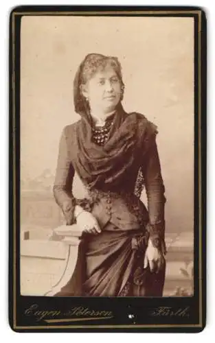 Fotografie Eugen Peterson, Fürth, Königstrasse 107, Elegante Dame mit tailliertem Kleid