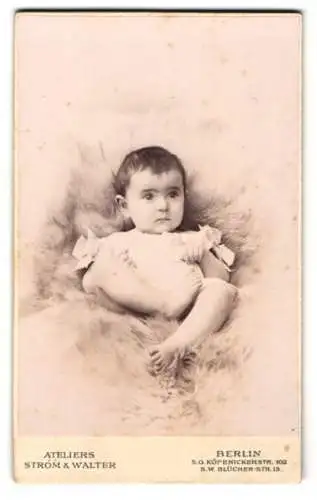 Fotografie Ström & Walter, Berlin, Köpenickerstr. 102, Porträt eines Kleinkinds