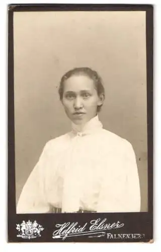 Fotografie Helfrid Elsner, Falkenberg, Porträt einer Frau in weisser Bluse