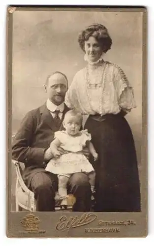Fotografie Elfelt, Kjøbenhavn, Østergade 24, Familienporträt mit Kleinkind