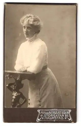 Fotografie Hallbergsatelier, Halmstad, Storgatan 50, Frau in eleganter Pose